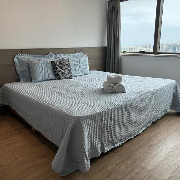 Flat com VISTA de CINEMA para Praia da BARRA da Tijuca - 5 min da PRAIA - Ar Condicionado, Portaria 24h, Wi-Fi 500 Mbps, Piscina, Academia, Sauna, Quadra de Tênis - Foto 2