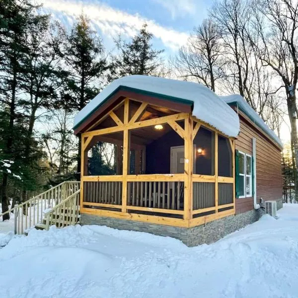 Bear Cub Cabin is a cozy 1 bedroom and loft oasis, hotel u gradu 'Sayner'