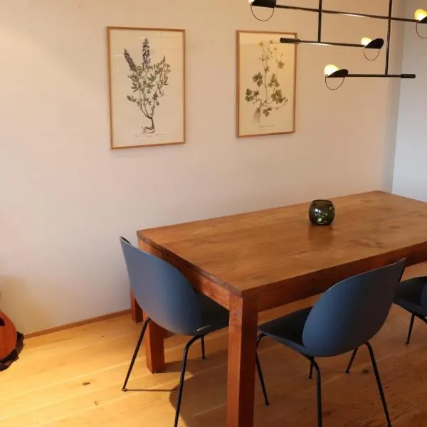 Stunning Townhouse by the lake, hotel v Reykjavíku
