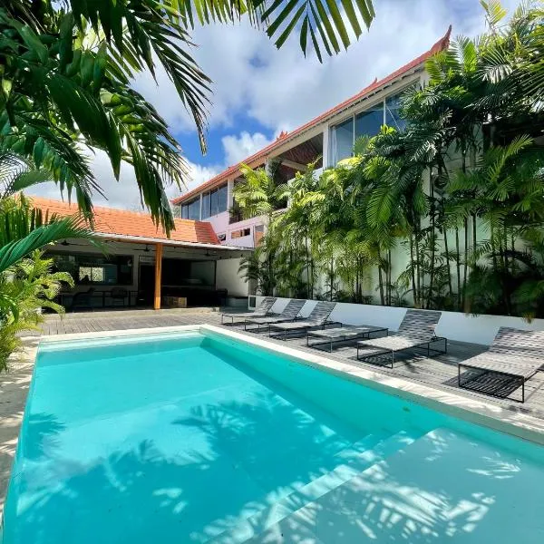 007 Surfhouse Bali, hotel in Ungasan