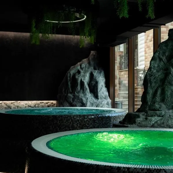 Westhills Cottage Town & Spa, hotel en Bukovel