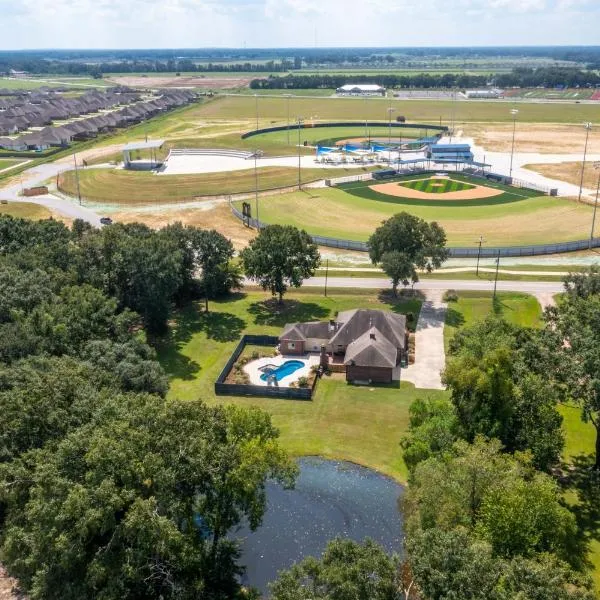 Gameday Getaway - Pool - King Bed - Sports Complex, hôtel à Youngsville