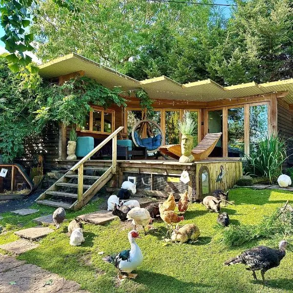 The Base Vegan Retreat Animal Sanctuary, hotel v destinaci Bristol
