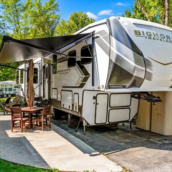 Waters Edge Glamping Resort- Swimming Pools, Golf Cart Included, Mini Golf and More، فندق في غاتلينبرغ