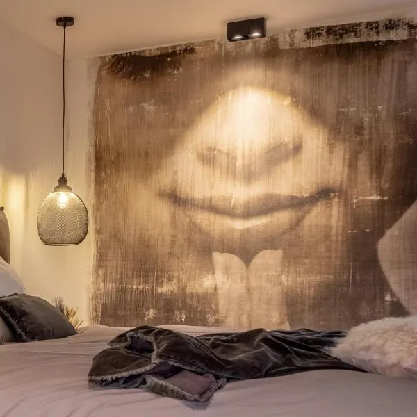 Grand Spa-Francorchamps Villa - Chalourous "home sweat home" for Families, Friends & Pilots - Splendid 4-Bedroom with Home Cinema theater & pool, hotel in Spa