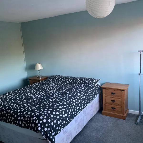 Eastbourne Large Double Room with WiFi & Kitchen, hótel í Polegate
