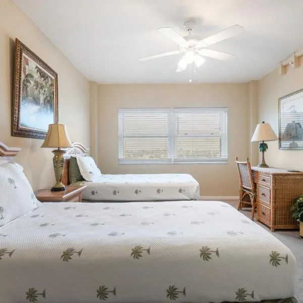 Spacious 3BR Beachfront Condo with Balcony & Parking、サテライト・ビーチのホテル