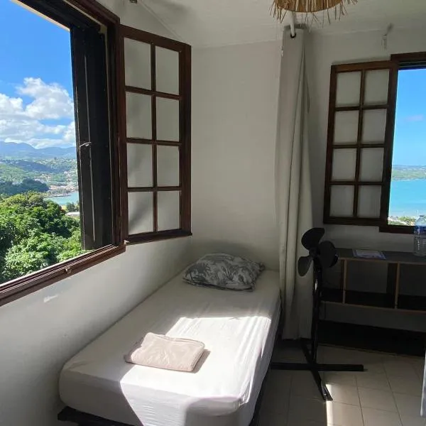Top Hill Hostel- Martinique- auberge dortoir, hotel in La Trinité