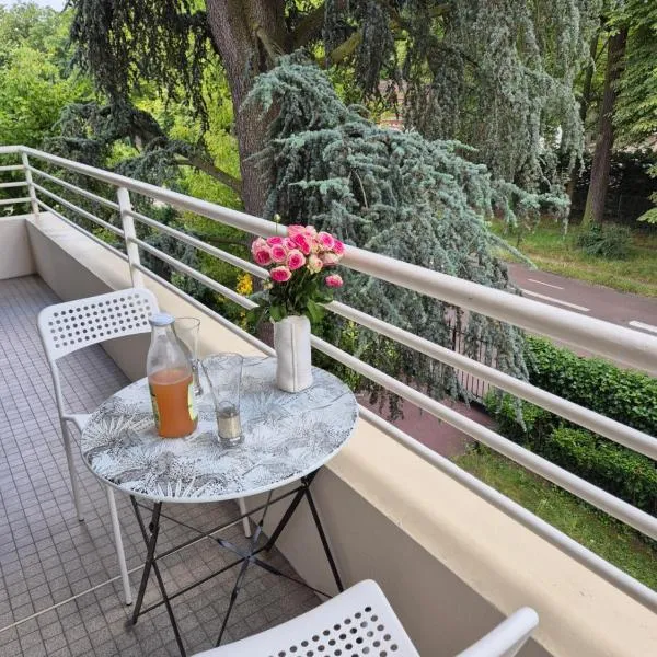Beautiful apartment, beautiful view, quiet, 6min walk from metro1 and 20min from LOUVRE, hotel in Vincennes