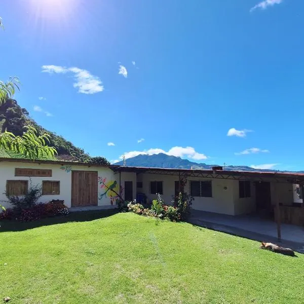 Las Nubes Hostal, hotel v destinaci Las Nubes