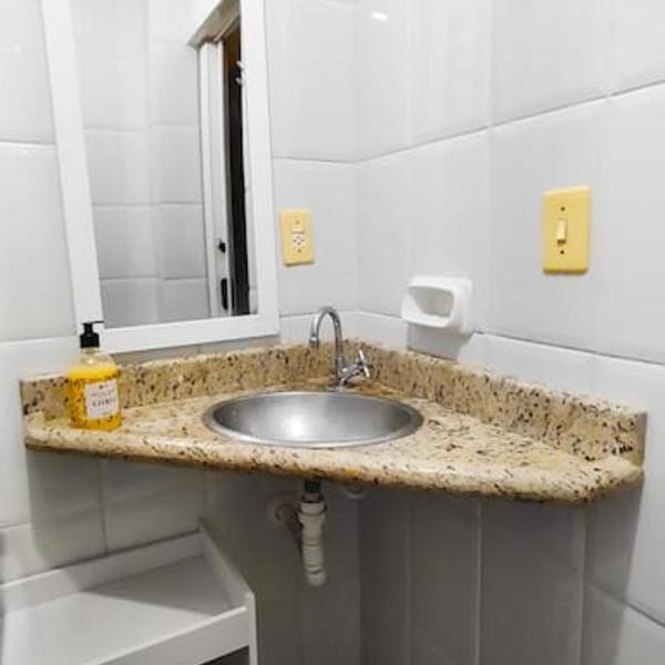 Apartamento 4 minutos da Praia do Forte Cabo Frio - até 8 pessoas - Garagem coberta - Foto 3