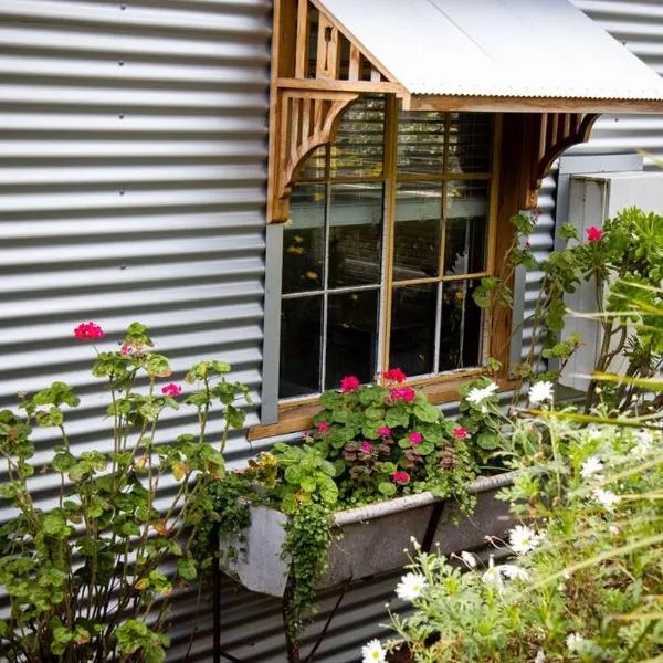 Smithy Cottage - Rustic 2 storey stone and iron cottage - near wineries - Hahndorf - nature, hotel v destinaci Bridgewater