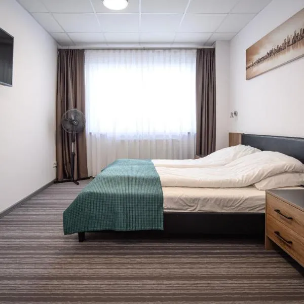 Hut Pus Spółka Akcyjna, hotel a Cracovia