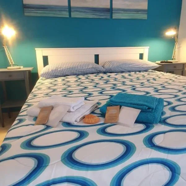 Casa Vacanze SANTAFE'- ATTICO a due passi dal Mare - PARCHEGGIO Privato, hotel v destinácii Montesilvano