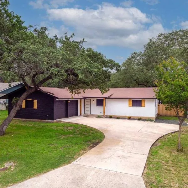 Home with Huge Fenced Yard, hotel v destinaci San Antonio
