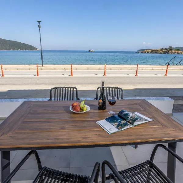 Aurora seaside grand suite, hotel v destinaci Néa Péramos