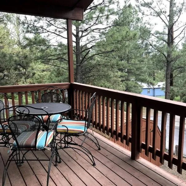 Horsin Around-cabin With A Peaceful Covered Deck, hotel in Ruidoso