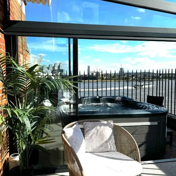 3 x Bedroom Riverside Flat with HOT TUB on Roof Terrace, hotel in London