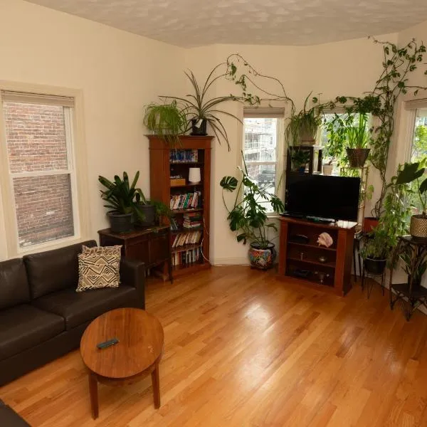 2 bedroom Boston condo in Jamaica Plain with parking, hotel u gradu 'Boston'