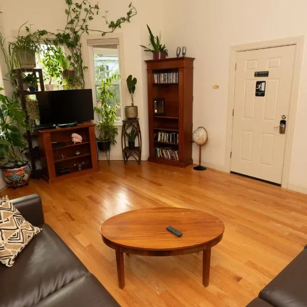 2 bedroom Boston condo in Jamaica Plain with parking, hotel v destinaci Boston