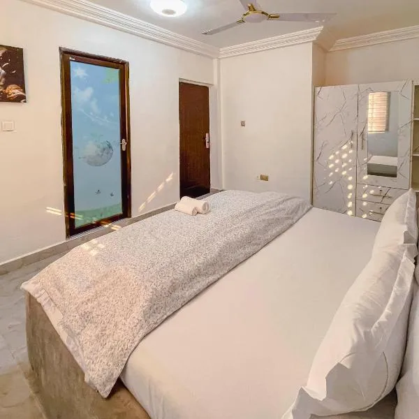 Caroline Appt -spacious deluxe 2 bedroom appt, hotel v destinaci Accra