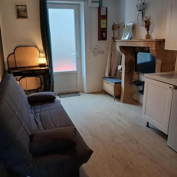 Petite maison studio cosy avec jardin, hotel v destinaci Saint-Honoré-les-Bains