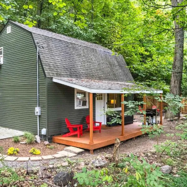 Modern Mountain Cottage w Hot Tub, Fire Pit, WiFi, hotel in Inwood