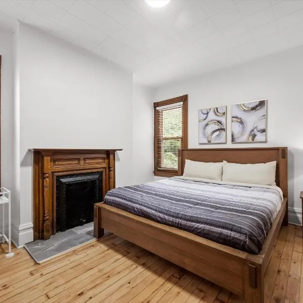 Oakland, Pittsburgh !D Modern and Stylish Private Bedroom with Shared Bathroom, hotel in Pittsburgh