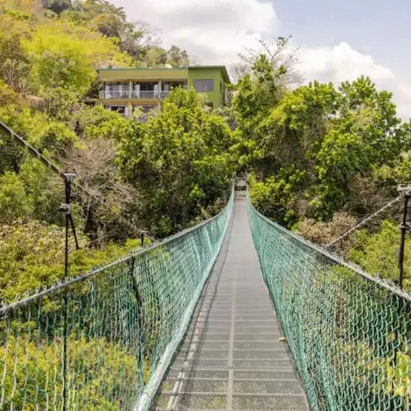 Sunshine Sanctuary Boutique Jungle Lodge, hotel en Montezuma