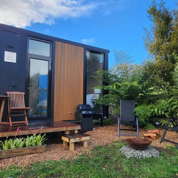 Cozy Cabin2 with outdoor Bath at Dairy Flat Farm, hotel v destinaci Waitoki