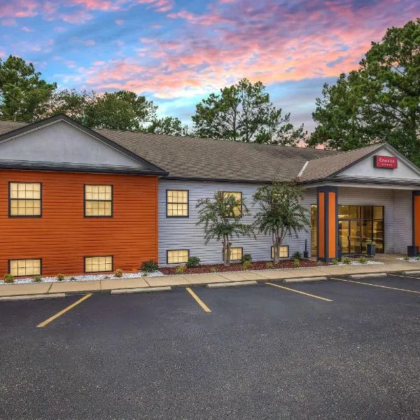 Ramada by Wyndham Studio Suites Dothan, hotel v destinaci Dothan