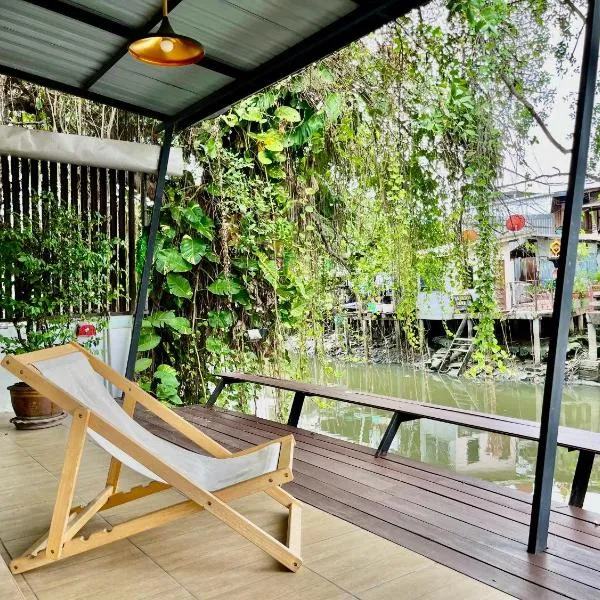 Kirin Riverside Homestay with AC, WiFi in Bangkok、Rat Buranaのホテル