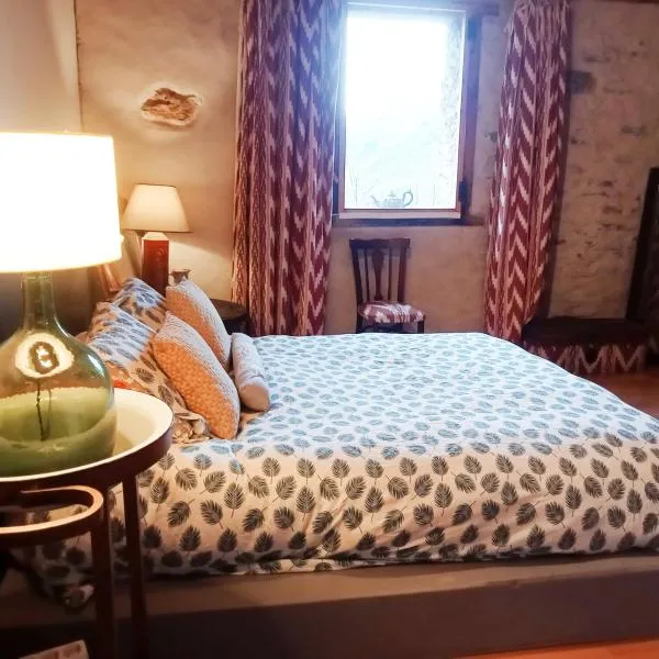 Suite en cuadra pajar, casa Rural, hotel en Hoz de Jaca