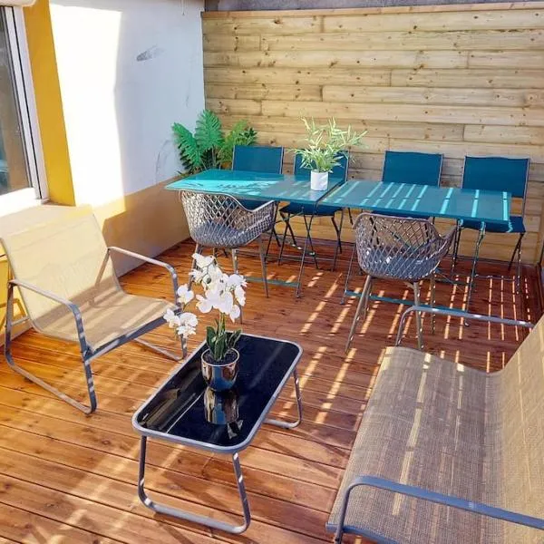 LA ROCHETTE studio et appartement avec JACUZZI Rooftop Balcon cour intérieure, hotel v destinaci Roanne