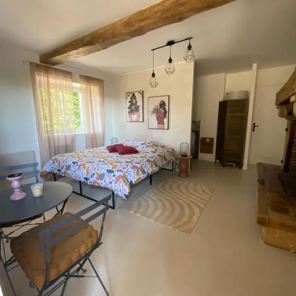 La Chambre A l Ombre du coteau, hotel v destinaci Auriébat