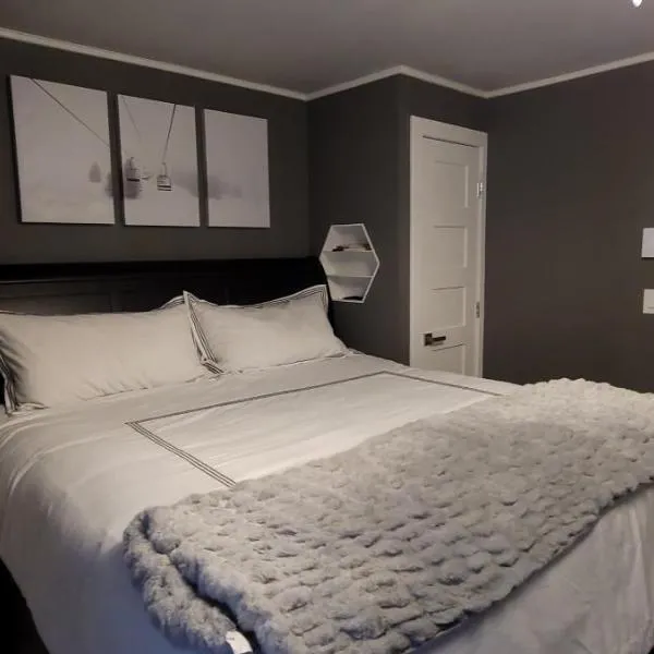 Ski Condo with Garage Parking and Pool, hotel v destinaci Killington