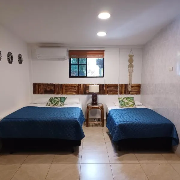 Charlys Place, Hotel in San Salvador
