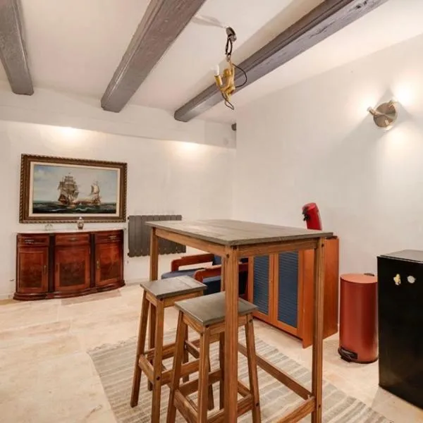 Rent big room with breakfast free in old city, hotel v destinaci Nancy