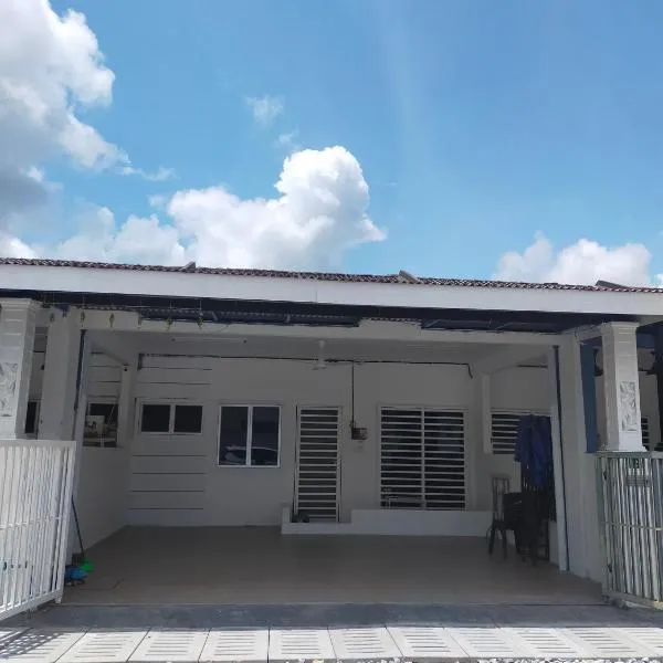 Angah Homestay, hotel v destinaci Kampong Chabang