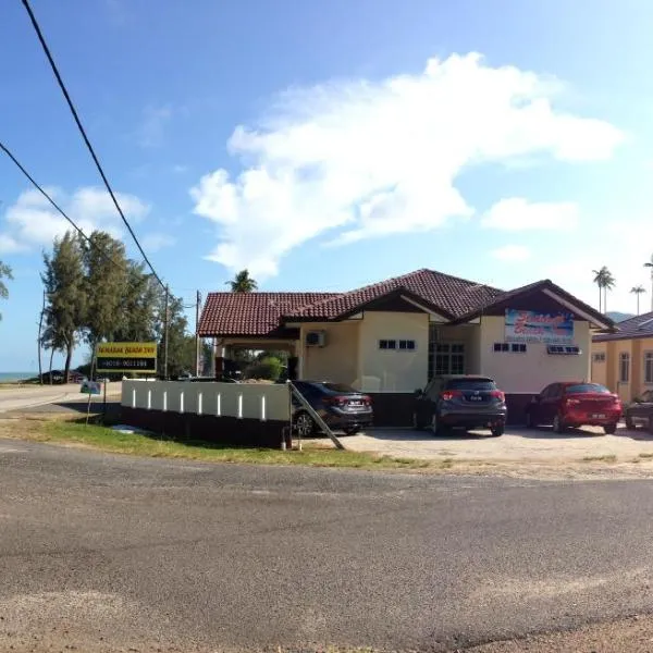 Semarak Beach Inn, hotel in Kampong Sura Masjid