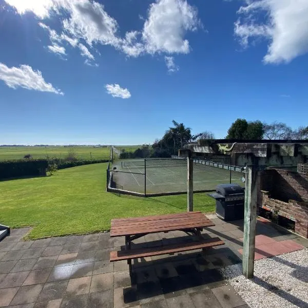Charming 2-Bedroom Guest House with Tennis Court and Beach Nearby, hotel in Pukehina