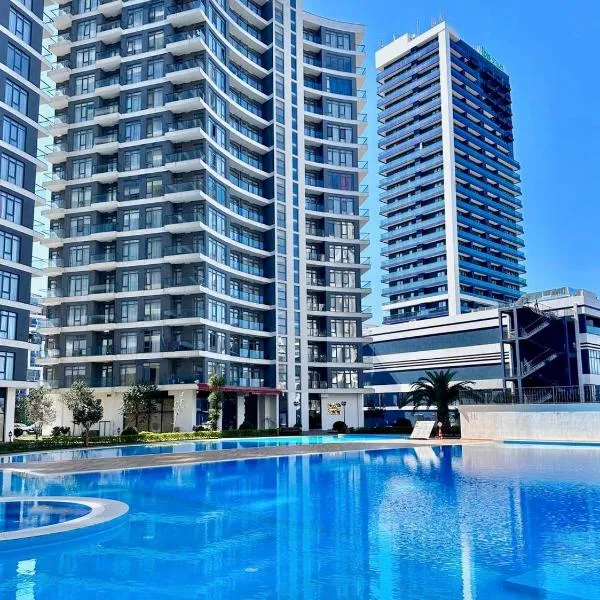 Вид на закат, море и бассейн, hotel in Batumi