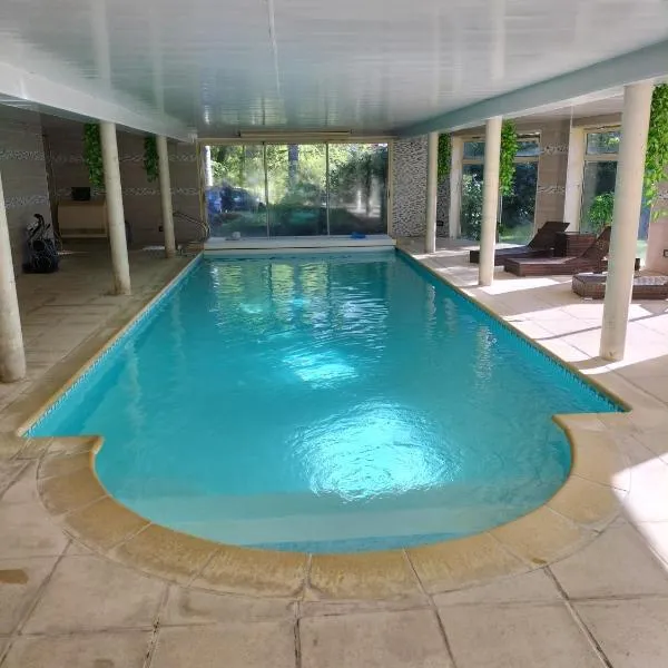 Au Charme du Lac Espace bien être et Piscine chauffé proche parc et restaurant du casino, hotel em Forges-les-Eaux