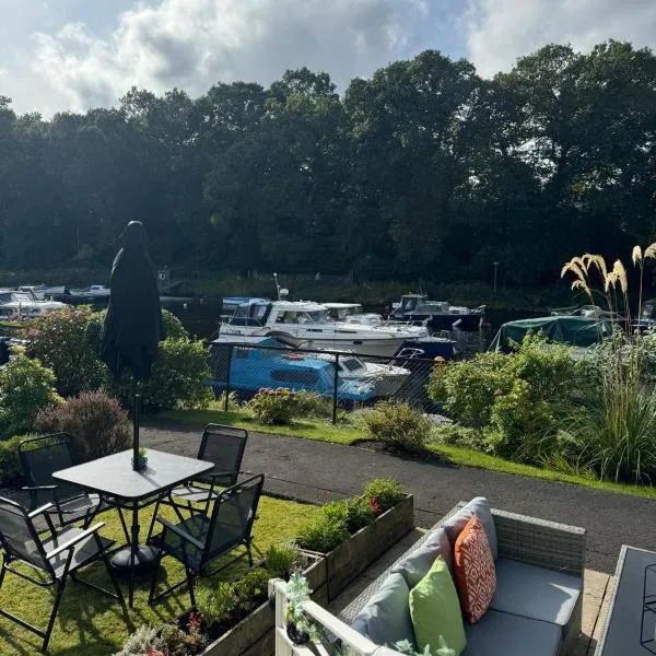 Loch Lomond Riverside Apartments B, hotel v destinaci Balloch