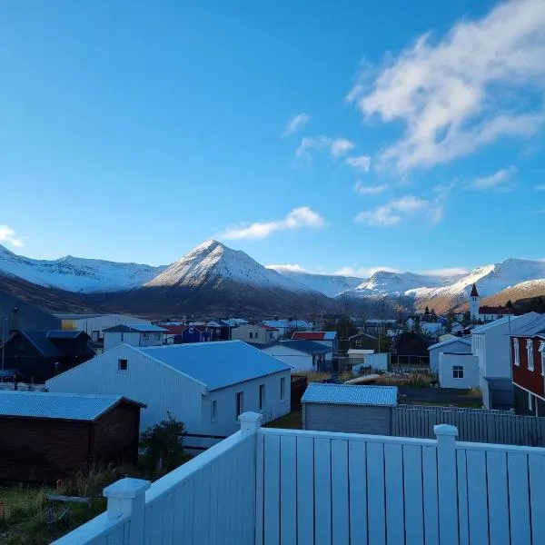 The Painter's house with view and balcony, hotel v destinaci Siglufjörður
