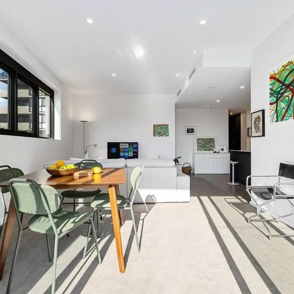 Modern art and Private Entrance & Plenty Free Parking, hotel v destinaci Canberra