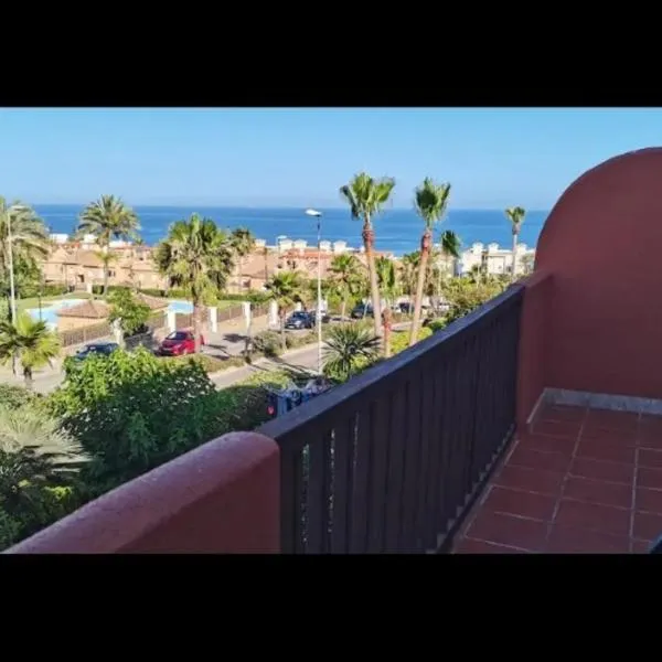 APARTAMENTO DUPLEX con piscinas y MARAVILLOSAS VISTAS AL MAR, hotel in Estepona