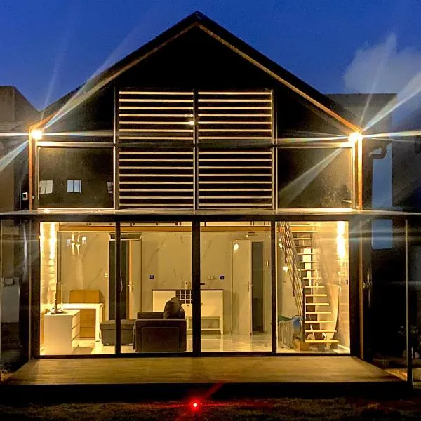 Luxury Home with Garden Oasis, hotel em Quatre Bornes