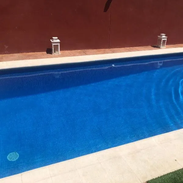 Villa Cedillo con piscina privada y barbacoa cerca Puy du Fou y Parque Warner、Cedillo del Condadoのホテル