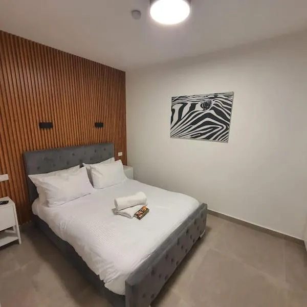 Ryo 20 דירה במלון בוטיק 2 דקות מטיילת בת ים, hotel in Bat Yam